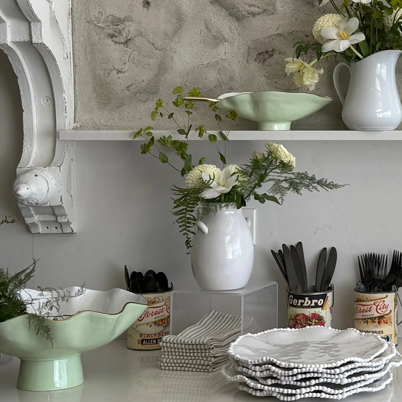 ENCANTO Carola Large Pedestal (Pistachio and White)