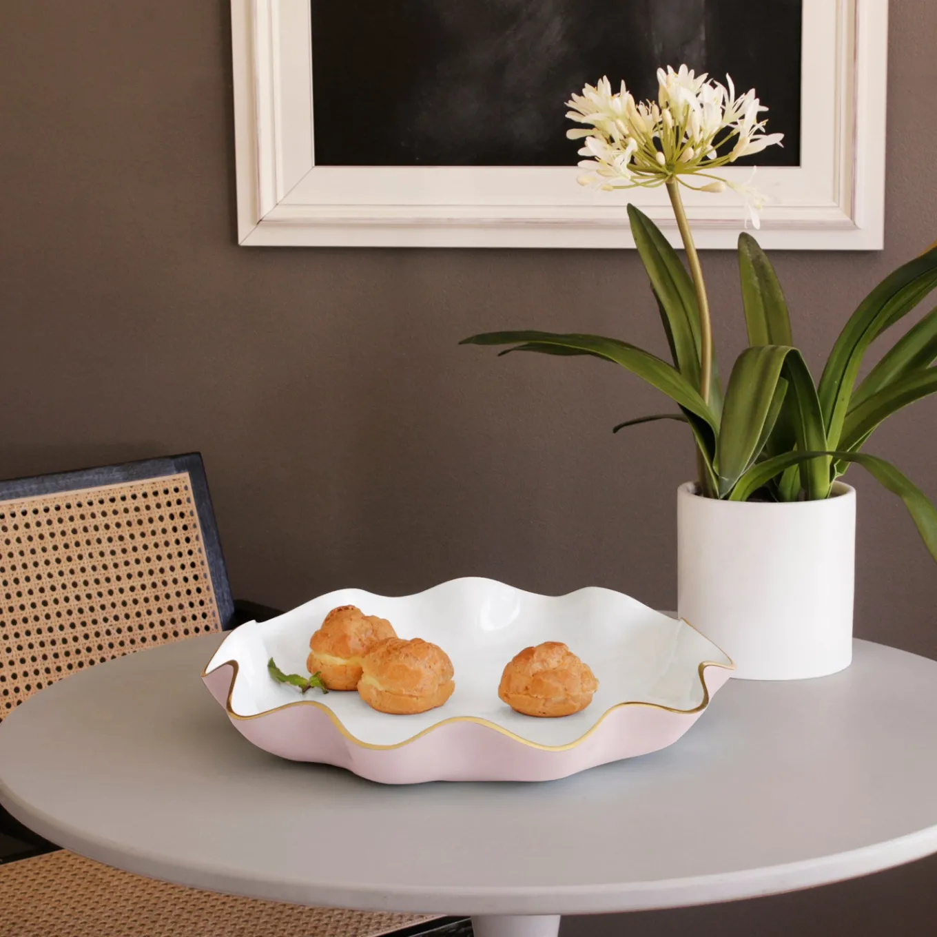 ENCANTO Carola Large Round Platter (Camellia and White)