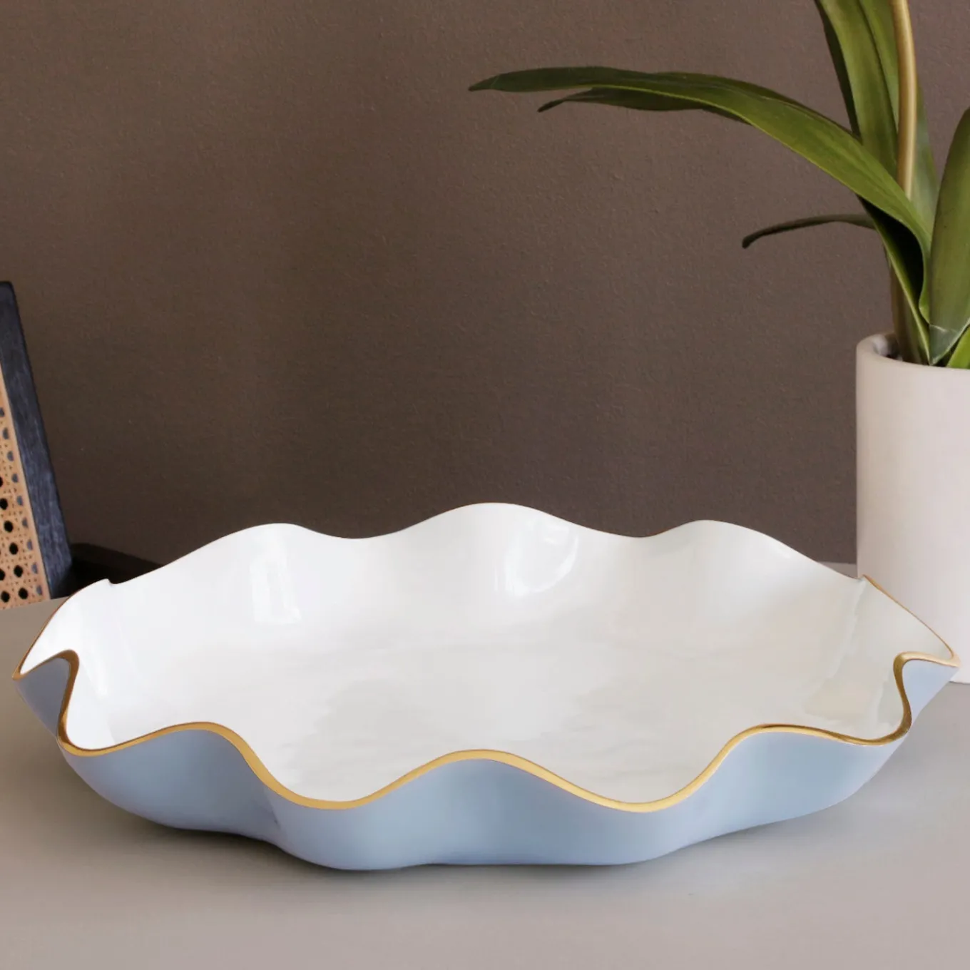 ENCANTO Carola Large Round Platter (Periwinkle and White)