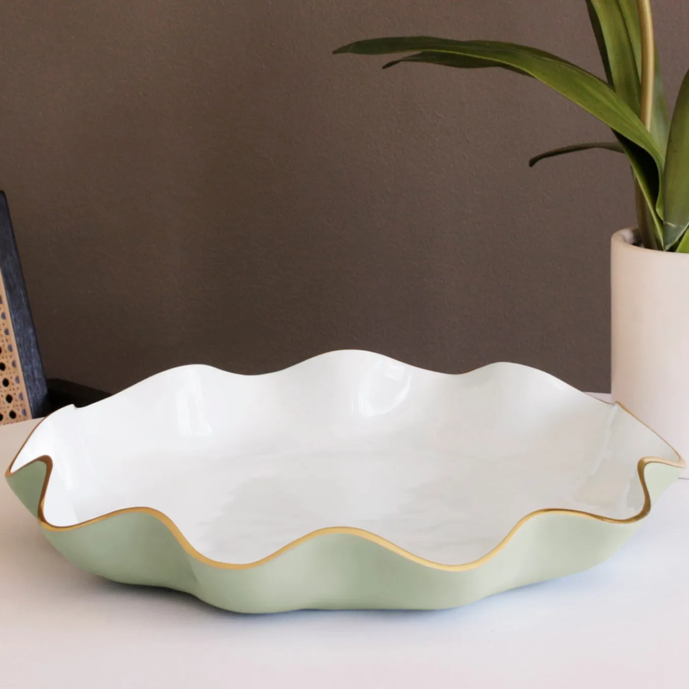 ENCANTO Carola Large Round Platter (Pistachio and White)