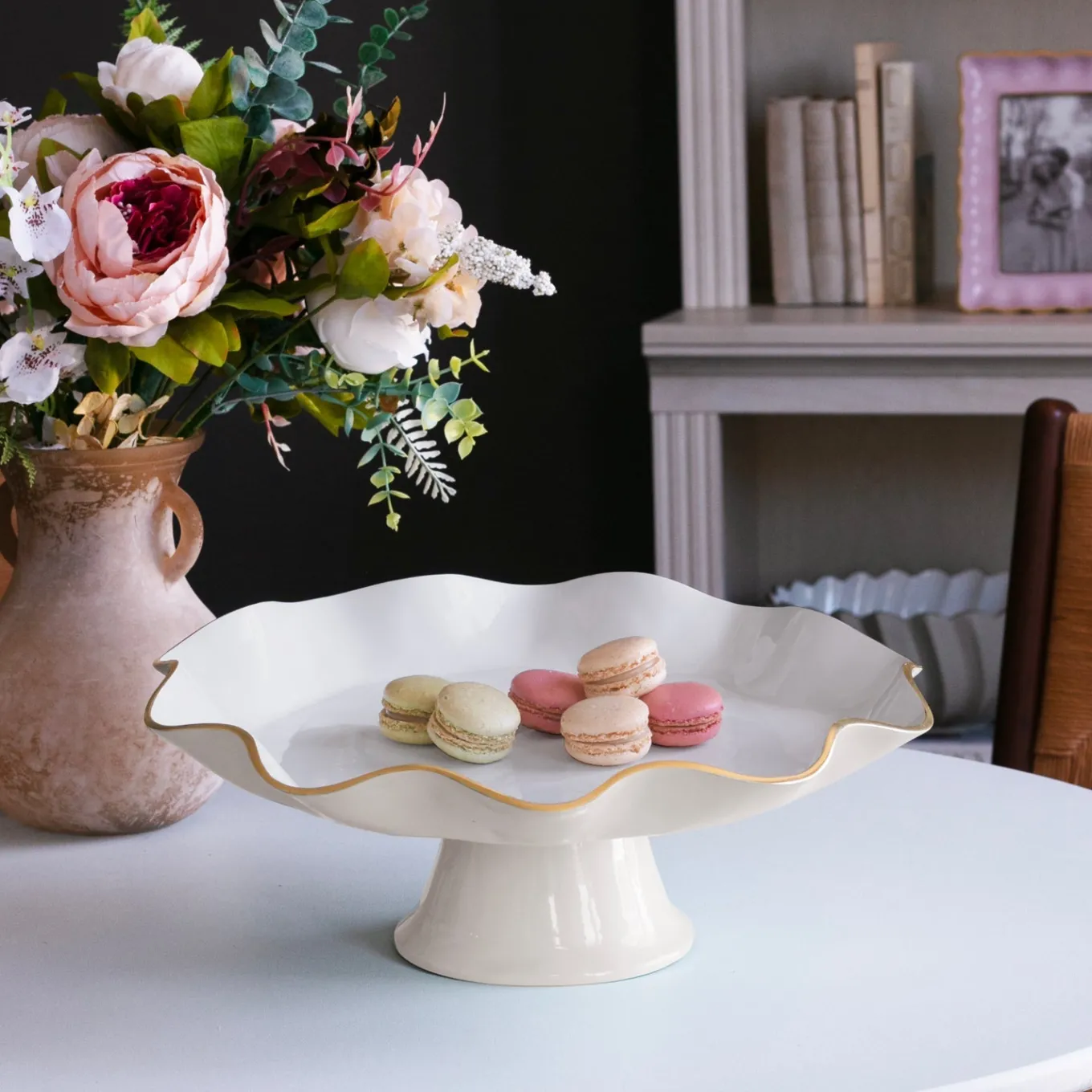 ENCANTO Carola Pedestal Cake Plate (Cream and White)