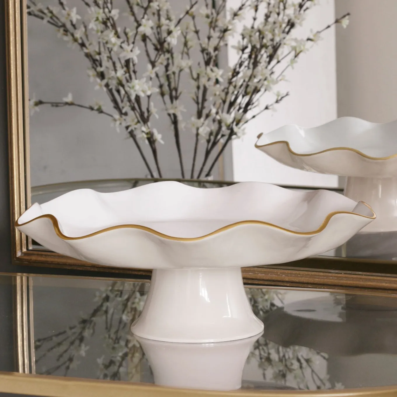 ENCANTO Carola Pedestal Cake Plate (Cream and White)