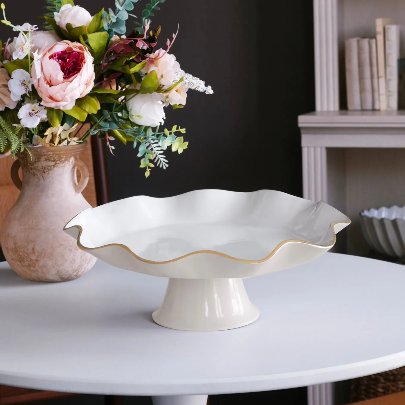 ENCANTO Carola Pedestal Cake Plate (Cream and White)