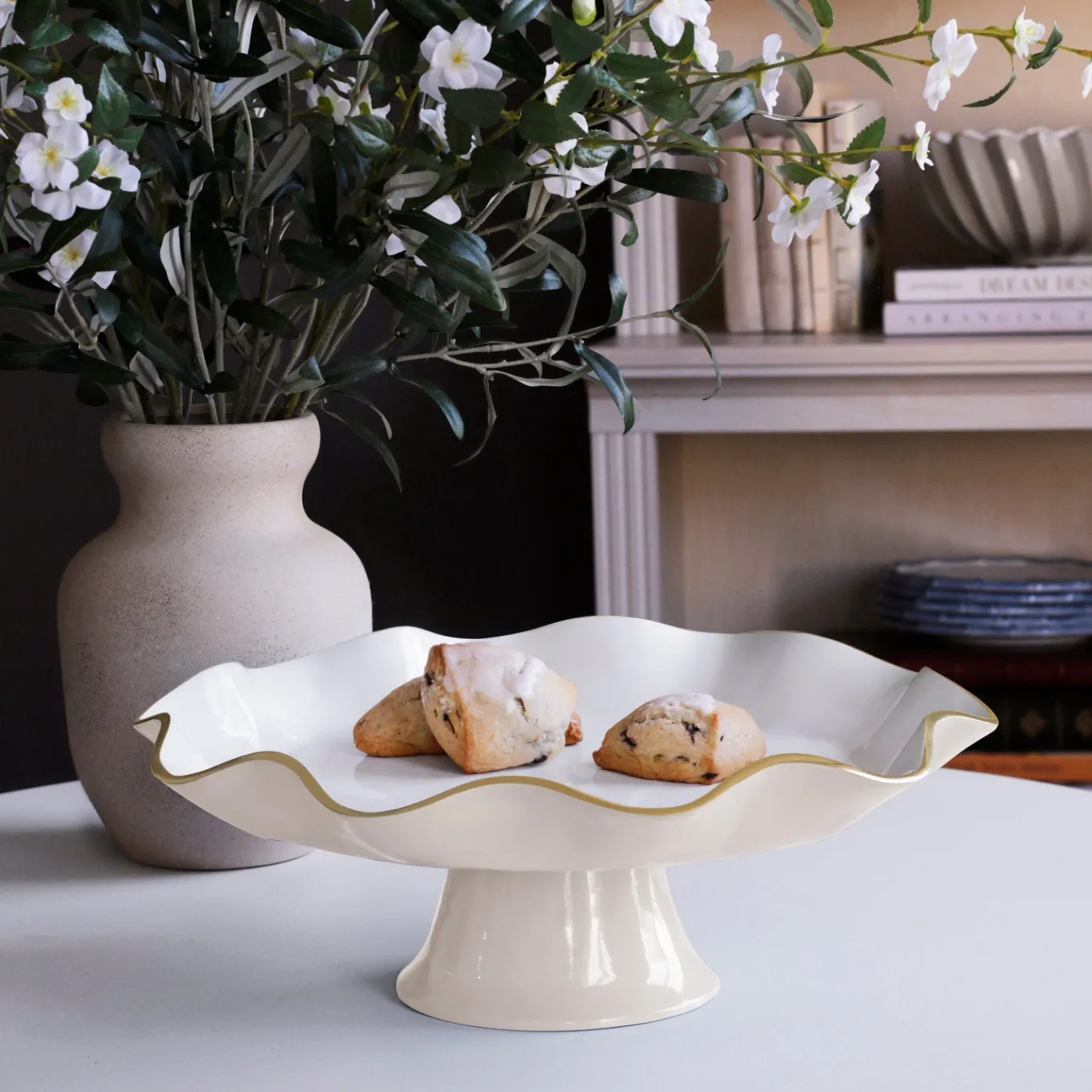 ENCANTO Carola Pedestal Cake Plate (Cream and White)