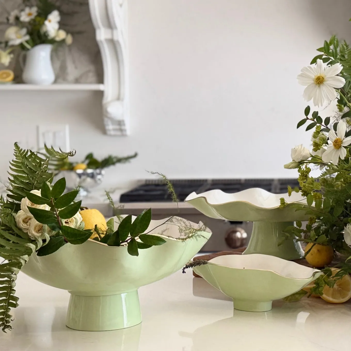 ENCANTO Carola Pedestal Cake Plate (Pistachio and White)