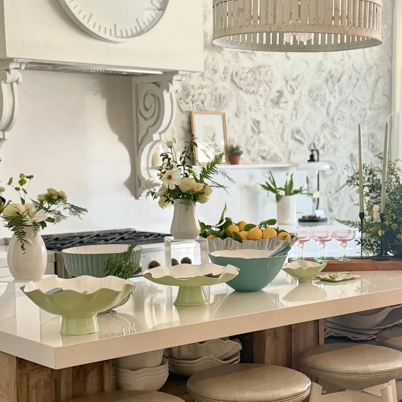 ENCANTO Carola Pedestal Cake Plate (Pistachio and White)