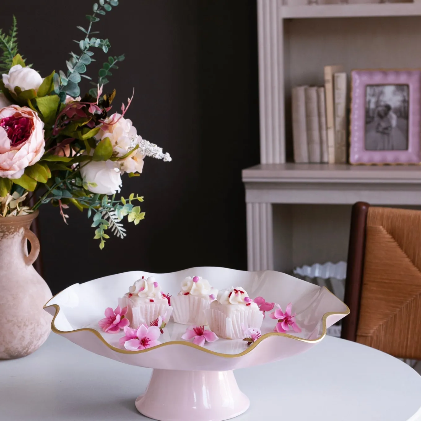 ENCANTO Carola Pedestal Cake Plate (Camellia and White)