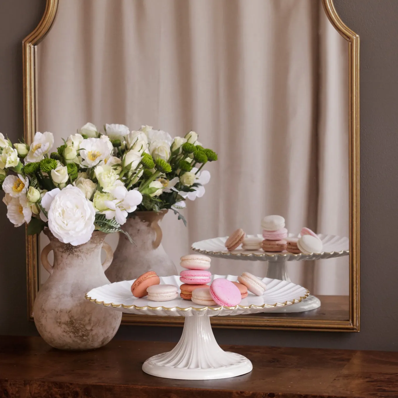 ENCANTO Vienna Pedestal Cake Plate (Cream and White)