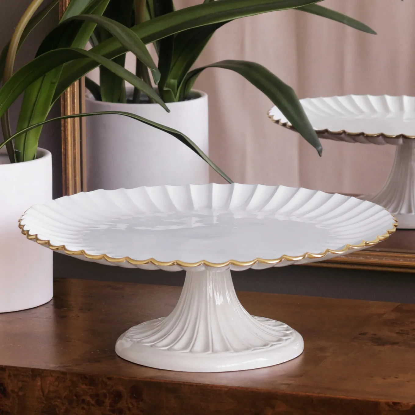 ENCANTO Vienna Pedestal Cake Plate (Cream and White)