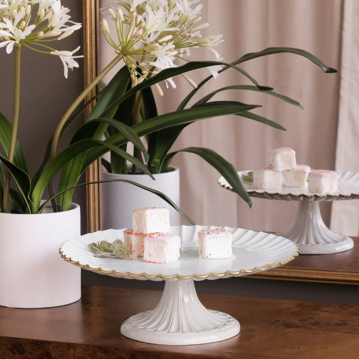 ENCANTO Vienna Pedestal Cake Plate (Cream and White)