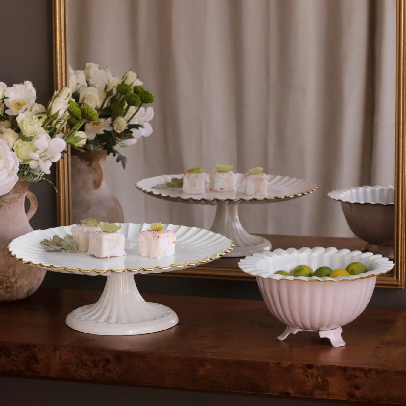 ENCANTO Vienna Pedestal Cake Plate (Cream and White)