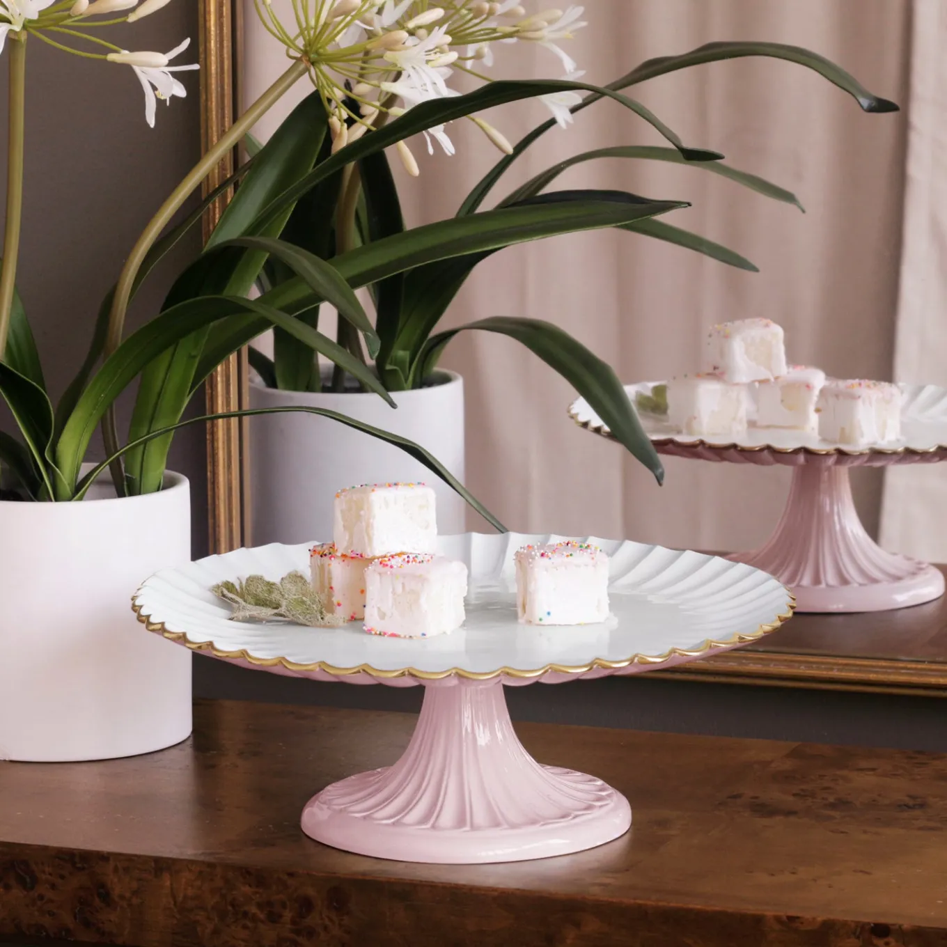 ENCANTO Vienna Pedestal Cake Plate Camellia and White