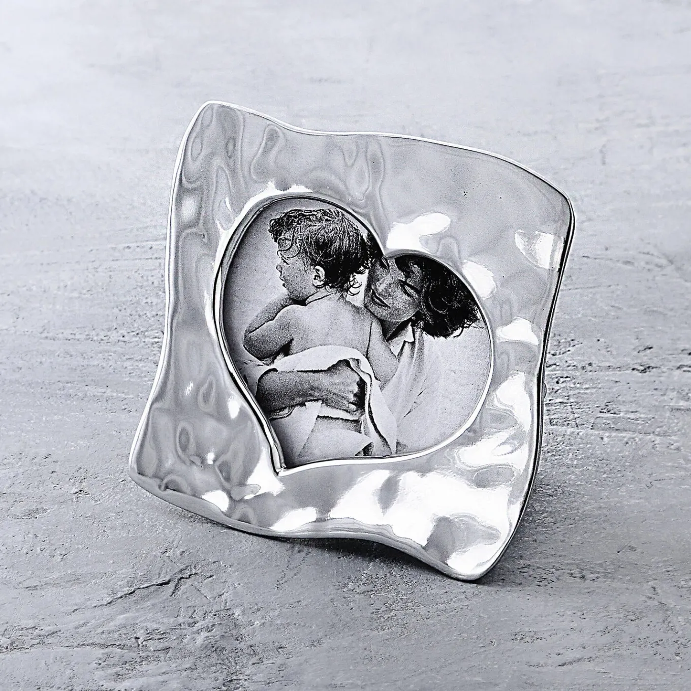 GIFTABLES Curved Heart 5 x 5 Frame